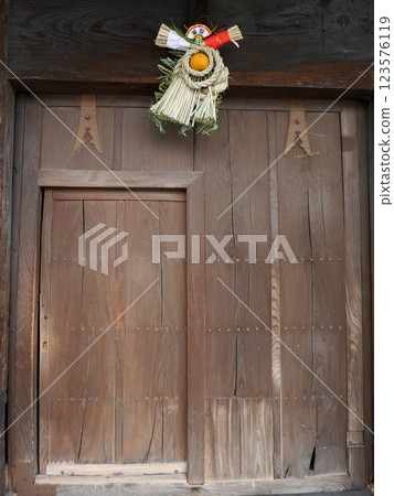 廣島的新年:裝飾古老門的飾帶(東廣島市西條町) 廣島的新年:裝飾古老門的飾帶(東廣島市西條町) 123576119