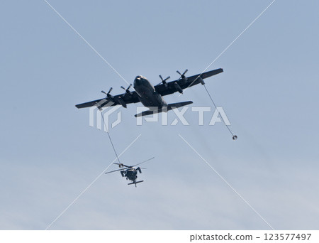 小牧市 70 週年航展空中加油訓練飛行 123577497