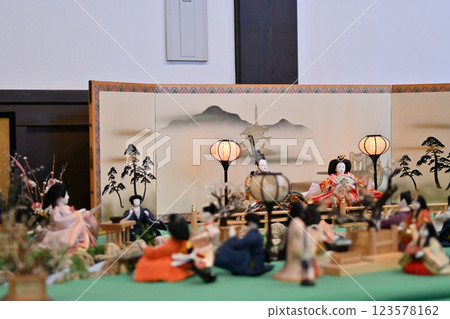 鴻巢驚喜娃娃節 - 花與音樂博物館川裡「花秋之鄉」六角金字塔娃娃架與吊掛娃娃 123578162