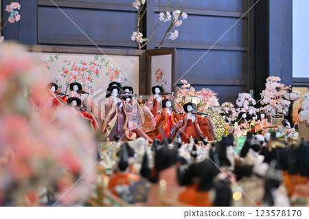 鴻巢驚喜娃娃節 - 花與音樂博物館川裡「花秋之鄉」六角金字塔娃娃架與吊掛娃娃 123578170