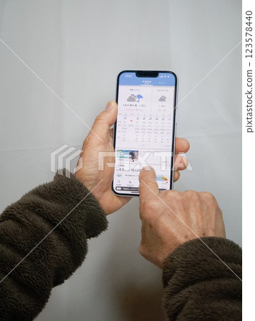 操作智慧型手機的老年人 操作智慧型手機的老年人 123578440