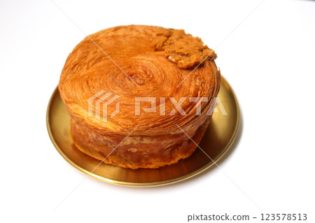 Timbering on yellow metal round dish. Timbering on yellow metal round dish. 123578513