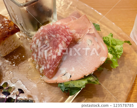 開胃菜:義大利肉腸和薩拉米香腸,義大利熟食拼盤 開胃菜:義大利肉腸和薩拉米香腸,義大利熟食拼盤 123578785