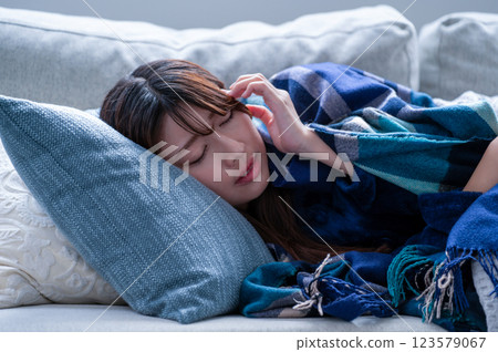 一位生病睡著的年輕女性 123579067