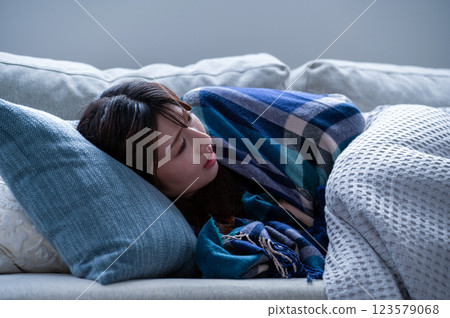 一位生病睡著的年輕女性 一位生病睡著的年輕女性 123579068