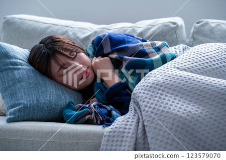 一位生病睡著的年輕女性 一位生病睡著的年輕女性 123579070