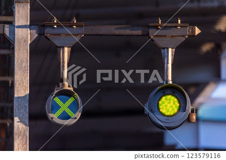 無人駕駛新幹線列車用號誌設備/標誌[移動柵欄關閉指示燈/出發路線開啟指示燈] 123579116