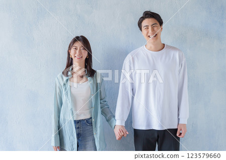 微笑的夫妻（藍色背景） 123579660
