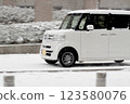冬季積雪路面上行駛 123580076