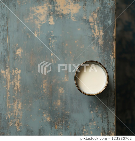 牛奶倒入玻璃杯的簡約背景 123580702