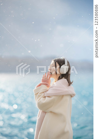 湖邊戴著耳機聽音樂的年輕女子 123580886