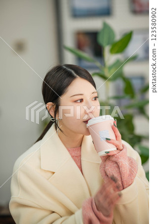 年輕女子在室內喝飲料 123580902