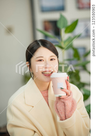 年輕女子在室內喝飲料 123580903