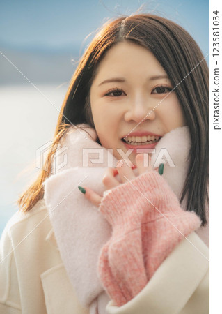 擁抱微笑的年輕女子 123581034