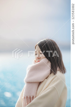 藍天湖畔女子肖像 123581882