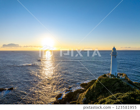 築崎燈塔的黎明(靜岡縣下田市) 築崎燈塔的黎明(靜岡縣下田市) 123581955