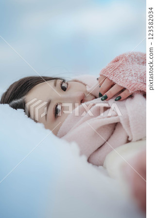 年輕女子躺在雪地上 年輕女子躺在雪地上 123582034