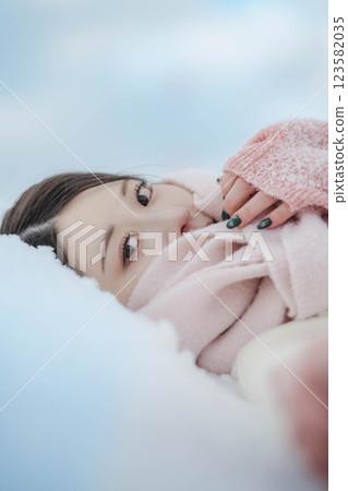 年輕女子躺在雪地上 123582035