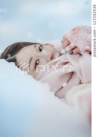 年輕女子躺在雪地上 123582036