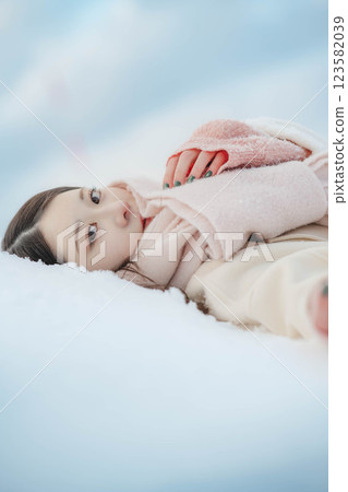 年輕女子躺在雪地上 123582039