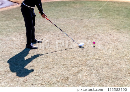 高爾夫球手擊球動作示意圖 [冬季] 123582590