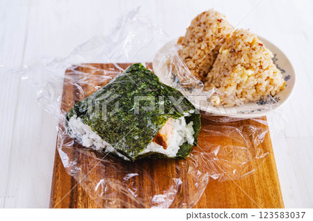 烤魚和鰹魚起司飯糰 烤魚和鰹魚起司飯糰 123583037
