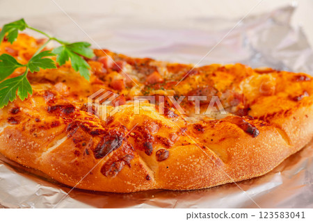 再烤培根香腸披薩 123583041