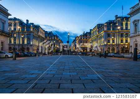 Beautiful Evening Scene of a Classical London Square with Stunning Architecture and Charm 123583107