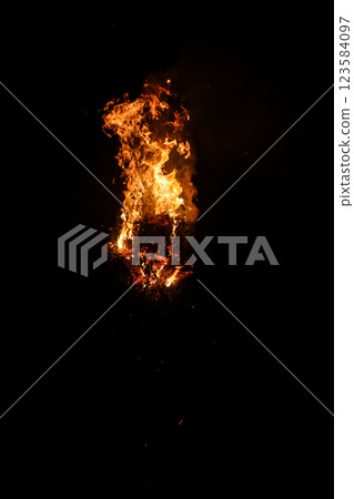 東大寺修尼火炬 123584097