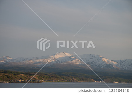 Mountains of remaining snow and the sea Mt. Shokanbetsu Mountains of remaining snow and the sea Mt. Shokanbetsu 123584148