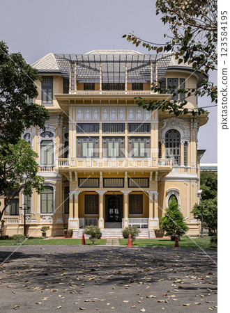 Architectural exterior of The Bang Khun Phrom or Bank of Thailand Museum is a magnificent. 123584195