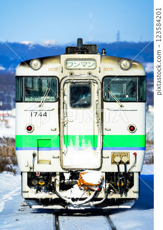 A winter train scene on the Senmo Main Line running through the Okhotsk region of Hokkaido 123584201