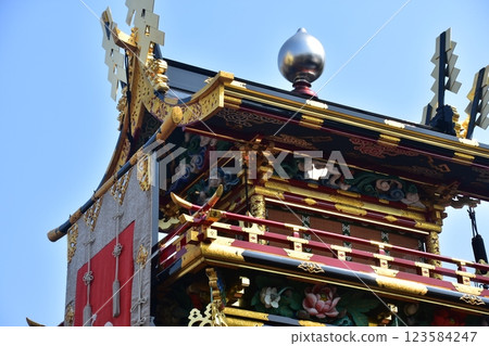 日本岐阜縣高山市:春季高山節:華麗的花車遊行和美麗的藍天 日本岐阜縣高山市:春季高山節:華麗的花車遊行和美麗的藍天 123584247