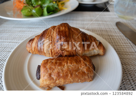北海道東山二世谷村麗思卡爾頓隱世精品酒店早餐：羊角麵包和巧克力麵包 123584892