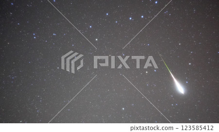 北斗七星和一顆明亮的流星(火球) 北斗七星和一顆明亮的流星(火球) 123585412