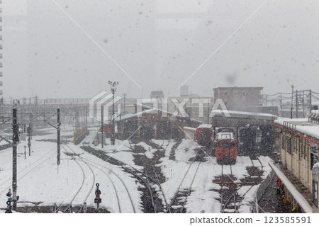 Snow-covered tracks [JR/Ainokaze Toyama Railway Takaoka Station] 123585591