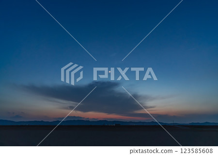 黃昏天空中的月亮 123585608