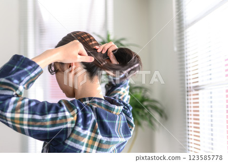 一個把頭髮梳在一起的女人的背影 123585778