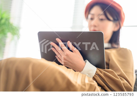 一位富有創造力的女性 123585793