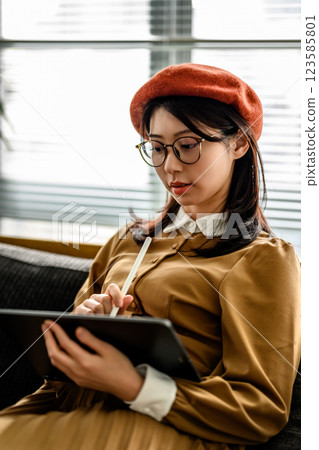 一位富有創造力的女性 123585801