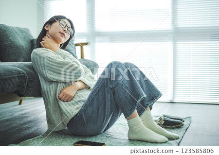 Woman with glasses relaxing in the living room 123585806