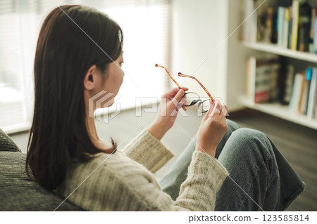女人摘下眼鏡，凝視 123585814