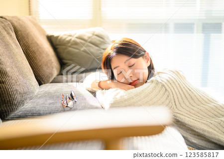 Woman to sleep on the couch 123585817