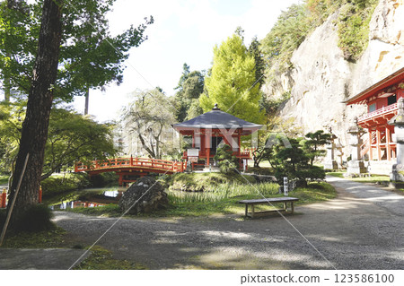 蒲谷池和弁天堂，右側為達谷岩毘沙門堂 123586100