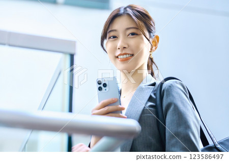 身穿西裝的女商人正在上班。 123586497