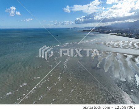Scenery of the Kamo River estuary in Saijo City, Ehime Prefecture 123587002