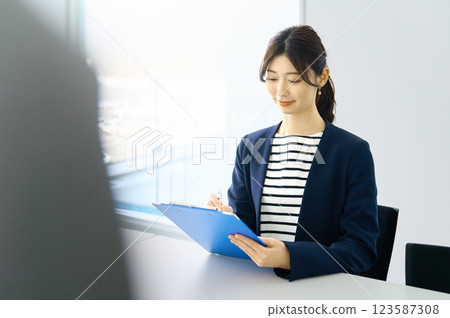 一位年輕的女商人回答問卷：SKY Perfect TV東京媒體中心 123587308