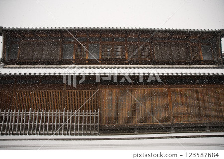 Gifu City Kawaramachi Straight lattice doors and snowy scenery 2 123587684