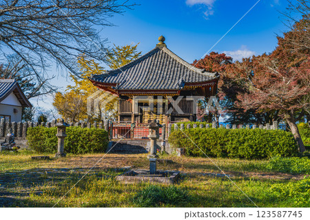 Scenery of autumn leaves at Ryuka-in Temple in Kakegawa City (Shizuoka Prefecture) 123587745