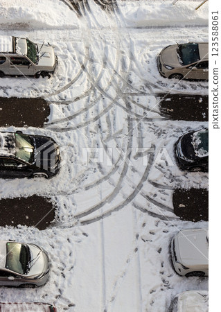 Snow-covered parking lot and cars [near Shimonosekimachi, Takaoka City, Toyama Prefecture] 123588061